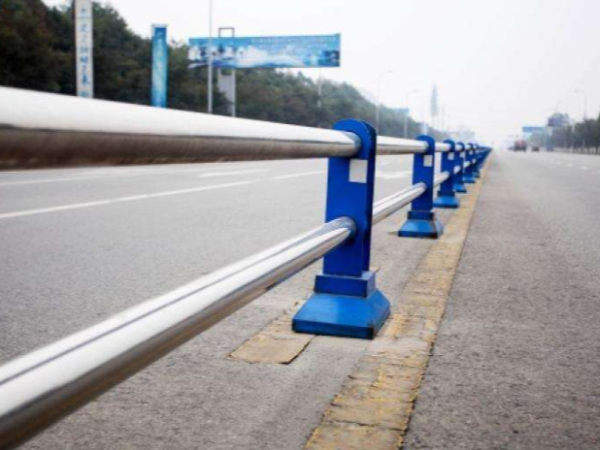 不銹鋼道路護(hù)欄多少錢一米？哪里的廠家比較好？