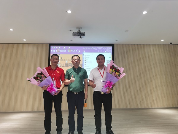 祝賀不銹鋼護(hù)欄廠家喜師傅單國(guó)喜董事長(zhǎng)和單帥總經(jīng)理獲得扒皮師資格證
