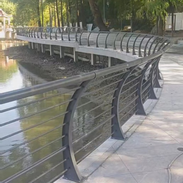 不銹鋼護(hù)欄助力廣州勞動學(xué)校河道工程項目