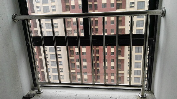 封閉式陽(yáng)臺(tái)不銹鋼護(hù)欄
