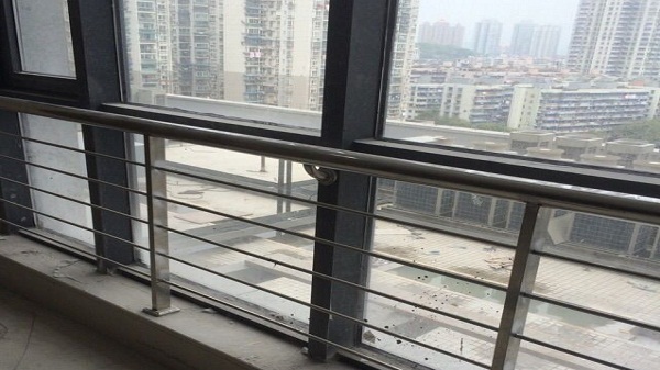 封閉式陽(yáng)臺(tái)不銹鋼護(hù)欄